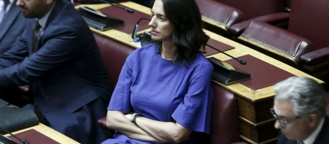 Η Νόνη Δούνια δείχνει τα σημάδια στο σώμα της από την επέμβαση καρδιάς (φωτο)